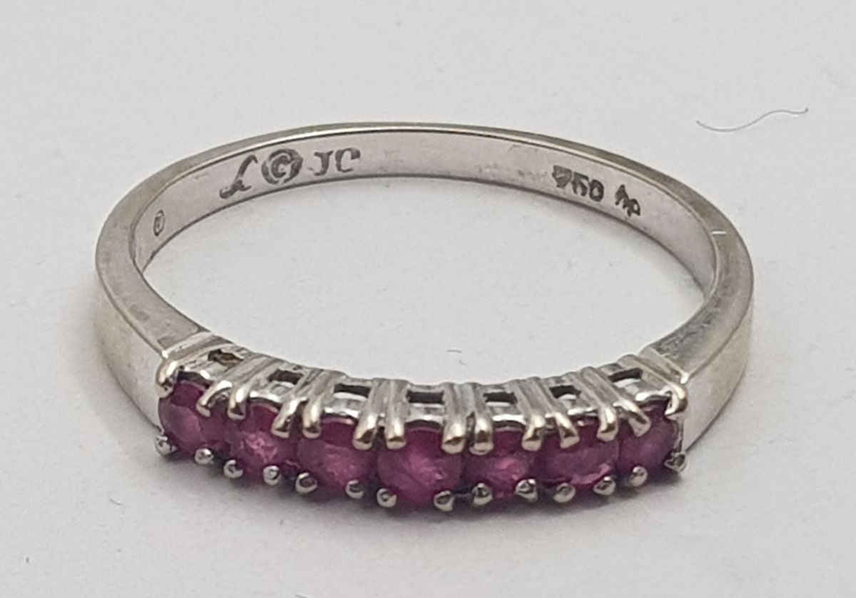 Ring i 18 K med røde stener