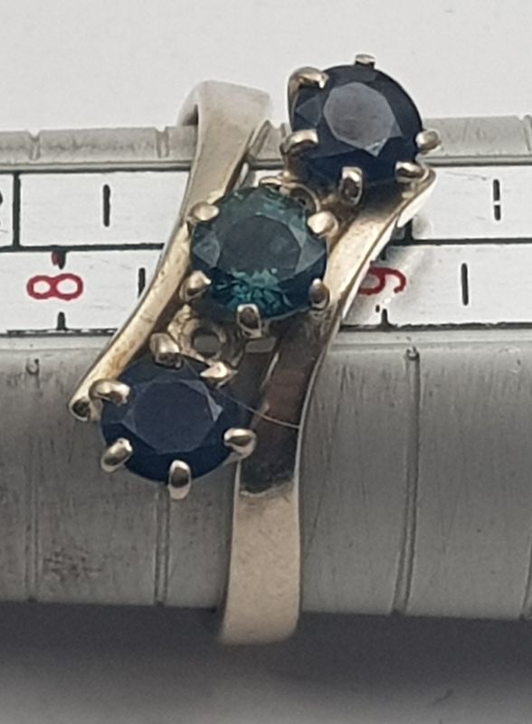 Ring i 14 K hvitt gull med 3 stener