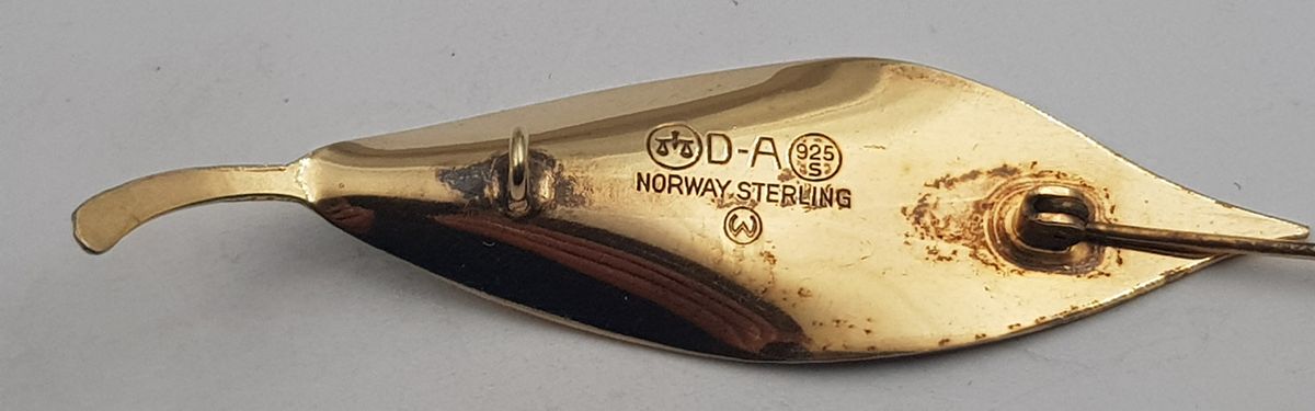 Brosje i sølv/hvit emalje av D.A.